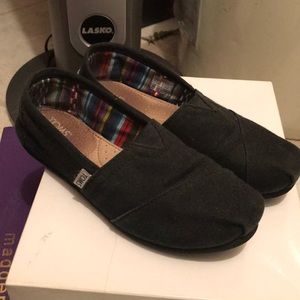 Toms all Black